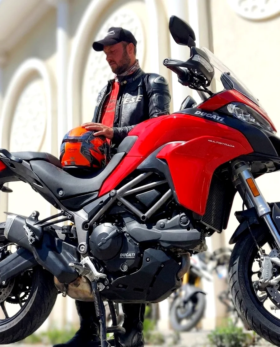 Özgür Demirbaş — motosiklet eğitmeni, Ducati Multistrada 950 ile